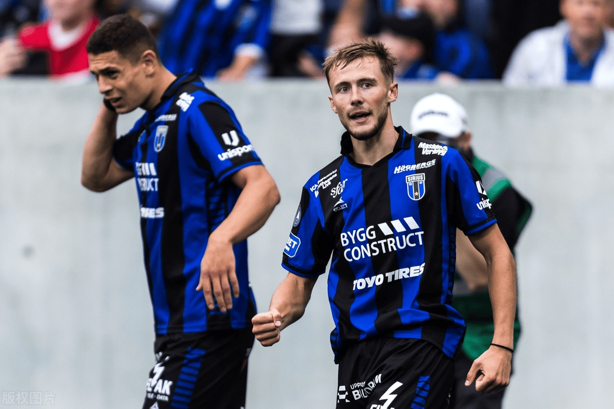 包含瑞典球员在场上全力以赴努力拼搏的词条