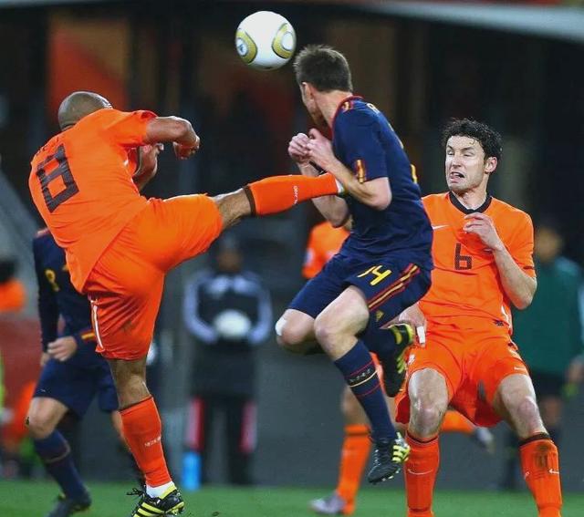 欧洲豪门球队在比赛中展现出色合作