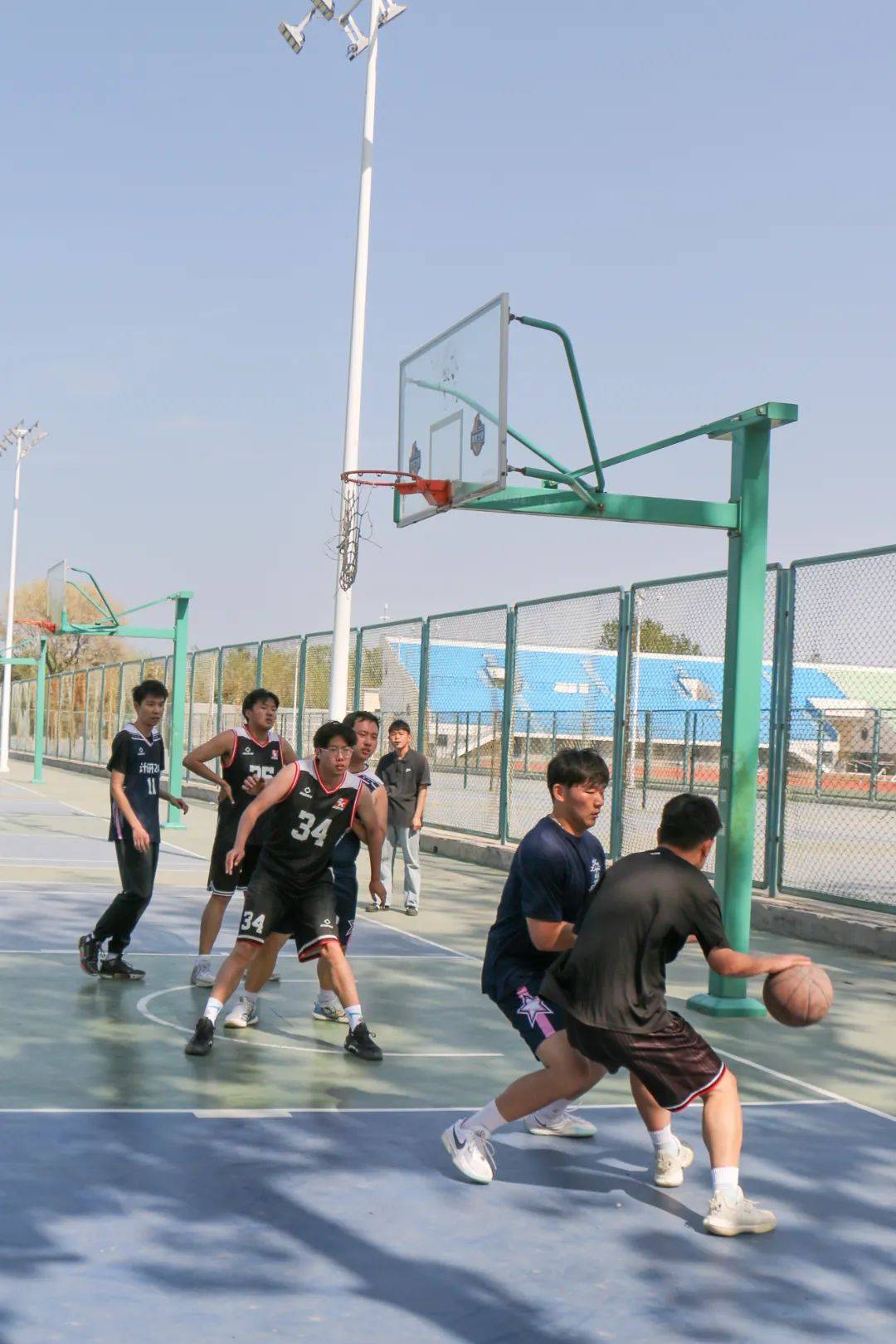 篮球挑战者们顽强拼搏，不畏艰险向着胜利冲刺的简单介绍