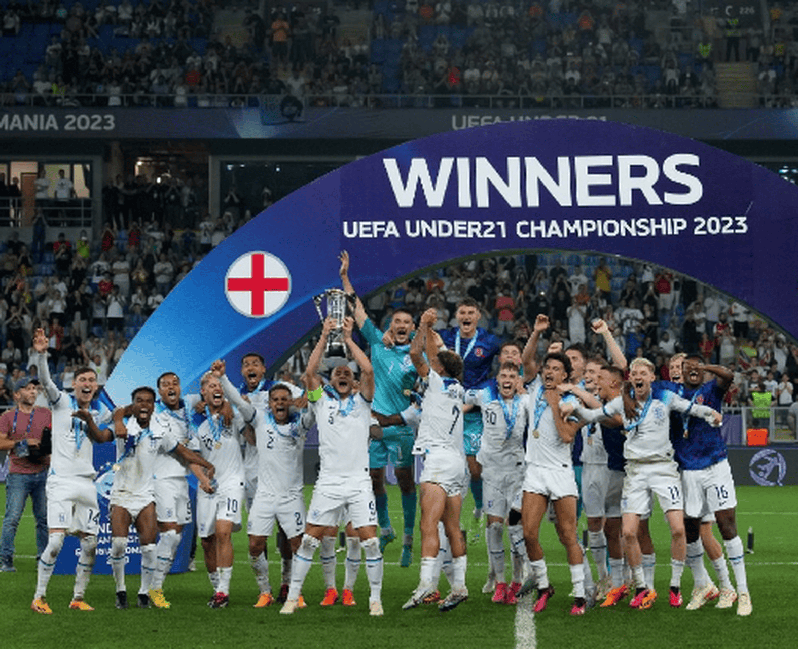 包含阿尔及利亚队备战欧洲资格赛，全力以赴的词条